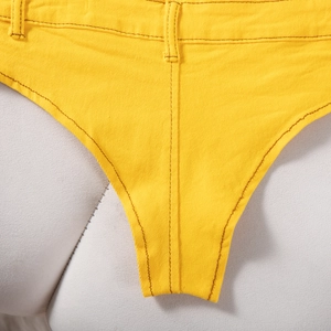Détail de short en jean jaune vif montrant les coutures contrastées et la texture