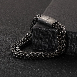 Détail du bracelet gourmette barbell argenté vintage avec double maillons industriels