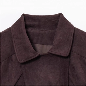 Veste biker en daim marron avec col à revers rétro et coutures de haute qualité