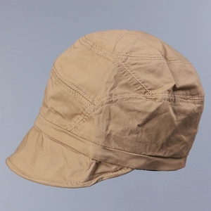 Détail d'une casquette en coton kaki avec des coutures soignées et texture de tissu