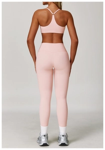 Vista posteriore del reggiseno sportivo rosa con dorso a Y e leggings da yoga a vita alta