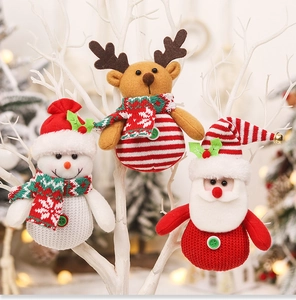 Détail de suspensions de Noël tricotées avec Père Noël et bonhomme de neige sur branche