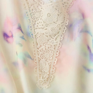 Damen Häkelkleid mit Blumendruck, V-Ausschnitt Spitze und farbenfrohem Batikmuster im Detail