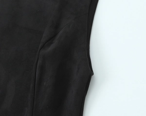 Vue macro détaillée de la texture en suédine noire douce et des coutures latérales précises