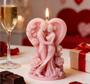 Detail van een 3D-hart kaarsvorm met een omhelzend paar en rozen voor bruiloftsdecoratie