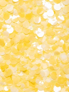 Macro de paillettes jaunes superposées avec une texture métallique réfléchissante