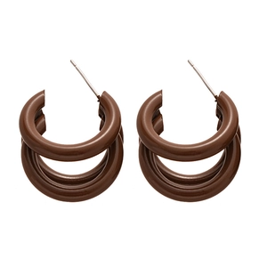 Boucles d'oreilles rétro marron chocolat double C superposées avec fini mat