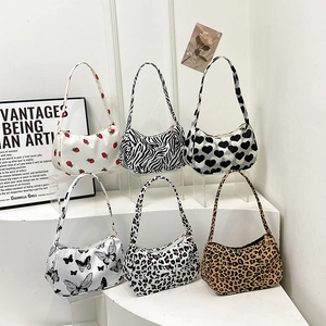 Collection de sacs sous les bras élégants aux divers imprimés animaliers et motifs sur blanc