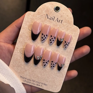 Lange Mandel-Künstliche Nägel Schwarze Französische Spitze Kuhmuster 3D Schmetterling Strass Handgefertigte Falsche Nägel Set Für Damen Täglich Party Nagelkunst Kit