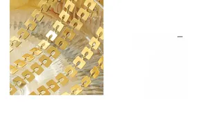 Dettaglio di un bracciale geometrico placcato oro 18 carati su supporto in vetro
