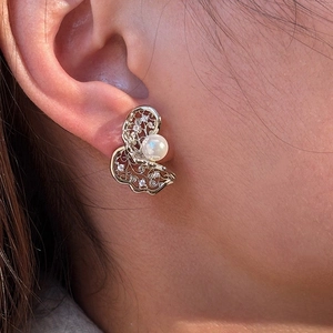 Silver needle earrings with hollow metal design, central pearl and cubic zirconia stones