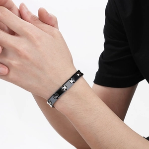 Bracelet à maillons pour homme en acier noir et argent porté au poignet