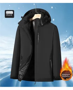Detail der schwarzen wasserdichten Graphene-Heizjacke mit Kapuze und Reißverschluss