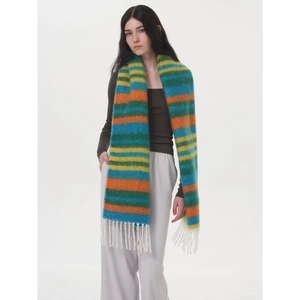 Écharpe d'hiver épaisse à rayures colorées avec franges, portée par un mannequin
