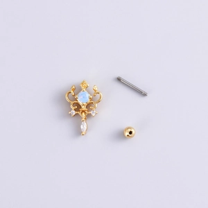 Composants d'un piercing d'oreille doré avec opale et pierres claires et fermoir à vis