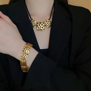 Vintage vergoldetes Schmuckset mit Leopardenmuster bestehend aus Halskette und Armband