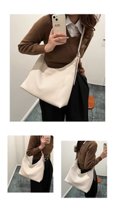 Vue détaillée de la texture plissée crème sur un grand sac à main cabas pour femme