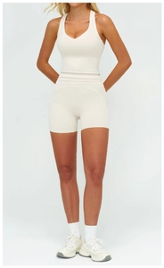 Détail de la brassière de sport à col en U et du short de yoga à taille haute crème