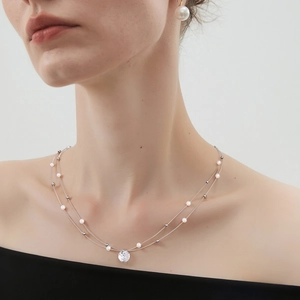 Elegant double-layer necklace with white pearls and shimmering round zircon pendant