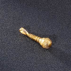 Dettaglio macro del ciondolo a microfono dorato con gancio impreziosito da cristalli