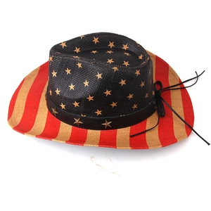 Detail eines Stroh-Cowboyhutes mit Sternmuster und Krempe im US-Flaggen-Design