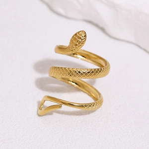 Bague serpent en acier inoxydable plaqué or 18 carats avec texture d'écailles détaillée