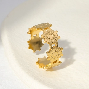 Elegant 18k gold plated titanium steel open ring with daisy flower design for women