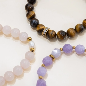 Bracelets en perles empilés avec œil de tigre, quartz rose et améthyste, accents dorés