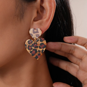 Retro acrylic leopard print double heart earrings with a matte brown finish for women