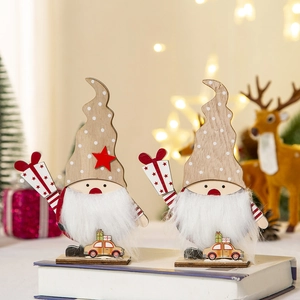 Gnomos de Navidad nórdicos de madera con barba blanca sobre un fondo festivo acogedor