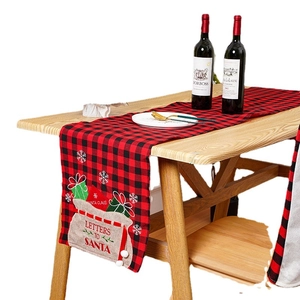 Feestelijke rood-zwarte ruit kersttafelloper met geborduurde kerstman cadeauzakjes voor de tafel