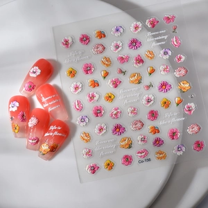 Dettaglio degli adesivi per unghie 5D con fiori primaverili colorati e piccoli strass