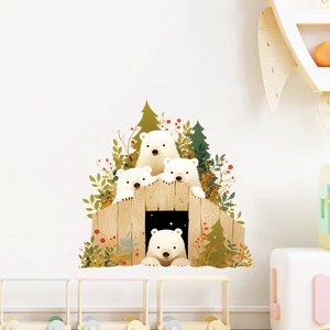 Détail de stickers muraux avec ours polaires et pins dans une chambre à coucher douce