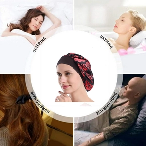 Détail du bonnet de nuit en satin à fleurs pour soin des cheveux et bain quotidien
