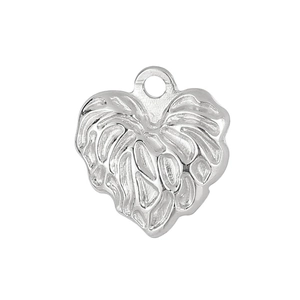 Pendentif cœur argenté avec texture de veines de feuilles sur un fond blanc épuré