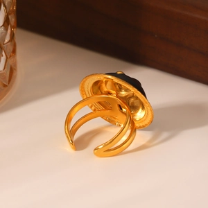 Bague rétro en acier inoxydable doré avec émail noir et motif serpent en relief ajustable