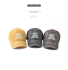 Detaillierte Ansicht von drei Distressed-Trucker-Caps mit Mesh und Stickerei-Schriftzug