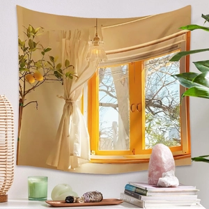 Détail d'une tapisserie jaune chaud avec vue sur fenêtre citrons et voilages légers