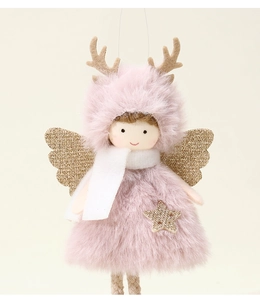 Détail d'un ange de Noël rose en peluche avec des ailes pailletées dorées et des bois