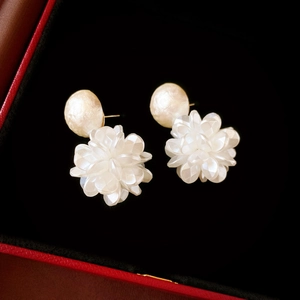 Boucles d'oreilles fleuries avec perles baroques et pétales blancs translucides