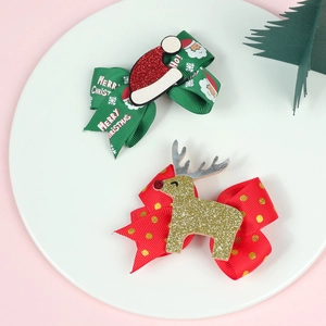 Gros plan de nœuds de Noël avec Père Noël et renne scintillants sur pinces crocodiles