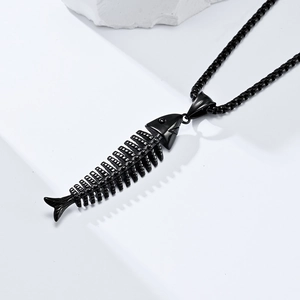 Minimalistische schwarze Edelstahl Fischgräten-Halskette auf weißem Steinhintergrund