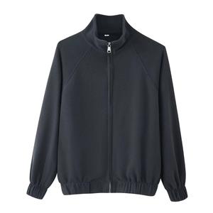 Detaillierte Frontansicht der weichen Strickjacke mit Stehkragen und Rippbündchen in Anthrazit