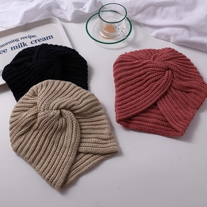 Set de tres gorros de punto con nudo cruzado en colores negro, caqui y rosa oscuro