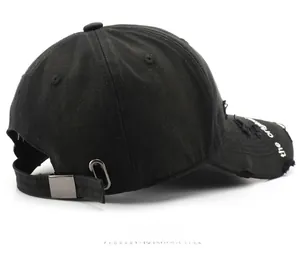 Vue arrière de casquette de baseball vintage noire avec boucle en métal réglable
