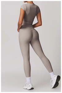 Completo yoga color talpa con crop top e leggings a vita alta in tessuto opaco