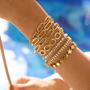 Détails de bracelets superposés en acier inoxydable doré 18 carats avec zircons et charme d'étoile