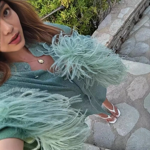 Ensemble chemise verte scintillante avec poignets à plumes pour style vacances