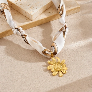 Collier foulard en soie style ethnique avec tissu blanc et pendentif marguerite dorée
