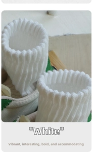 Gros plan détaillé sur la texture des chaussettes blanches en maille de coton côtelée